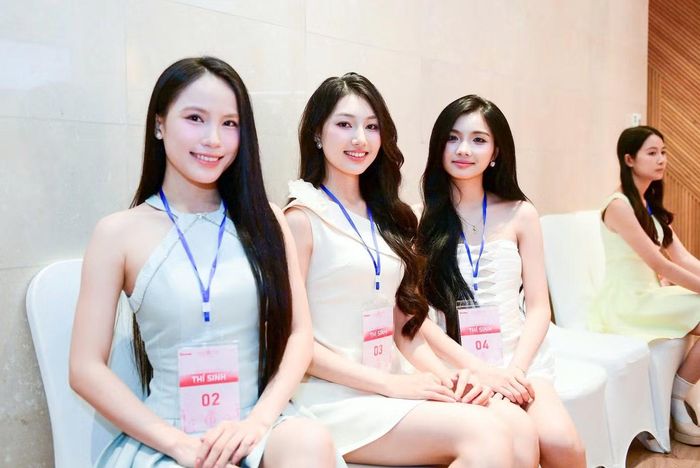 Các cô gái nhận được nhiều lời động viên trước khi bước vào phòng phỏng vấn kín.