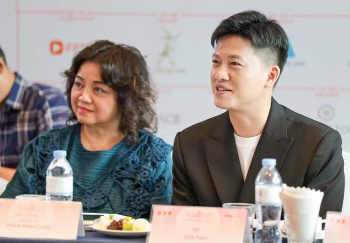 MC Trần Ngọc, họa sĩ Minh Châu tập trung quan sát thí sinh. Lời khuyên của MC Trần Ngọc cho các thí sinh chưa thi là cố gắng tự tin ngay từ những giây đầu tiên, không phải chờ đến khi được hỏi mới thể hiện ra. Theo anh, thời gian dành cho mỗi thí sinh có hạn, ai biết nắm bắt từng khoảnh khắc sẽ ghi điểm đối với giám khảo.