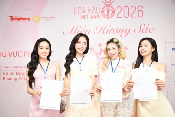 Về trang điểm và làm tóc, thí sinh được khuyến khích lựa chọn phong cách nhẹ nhàng, tự nhiên, thanh lịch nhằm tôn lên đường nét và vẻ đẹp riêng. Các cô gái cho thấy sự tự tin, sẵn sàng thể hiện tài năng trước ban giám khảo.