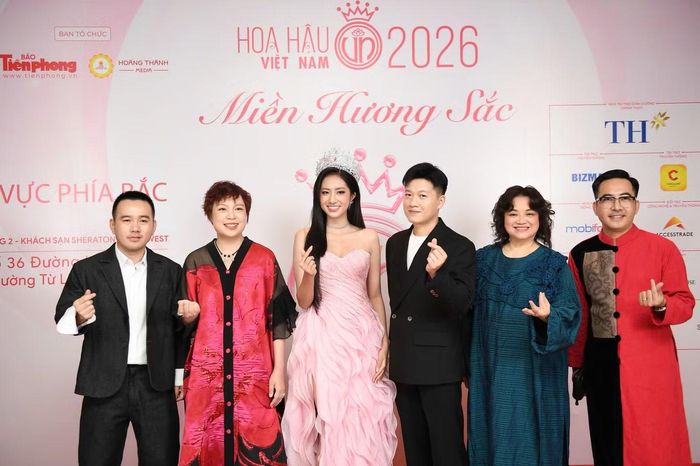 Đạo diễn Hoàng Công Cường, Đại tá, NSƯT Đặng Thái Huyền, nhà thiết kế Lê Thanh Hòa, MC Trần Ngọc, Hoa hậu Việt Nam 2024 Hà Trúc Linh đồng hành với ban tổ chức cuộc thi để tìm ra những thí sinh nổi bật nhất ở Sơ khảo phía Bắc.