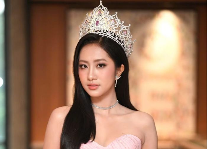 Hoa hậu Hà Trúc Linh truyền cảm hứng cho hàng trăm cô gái đăng ký dự thi Hoa hậu Việt Nam.