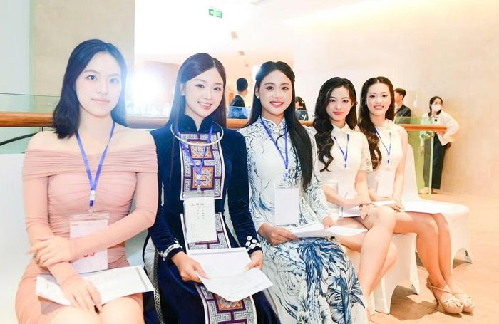 Nhiều cô gái cho thấy sự tự tin, sẵn sàng chinh phục danh hiệu cao quý nhất.