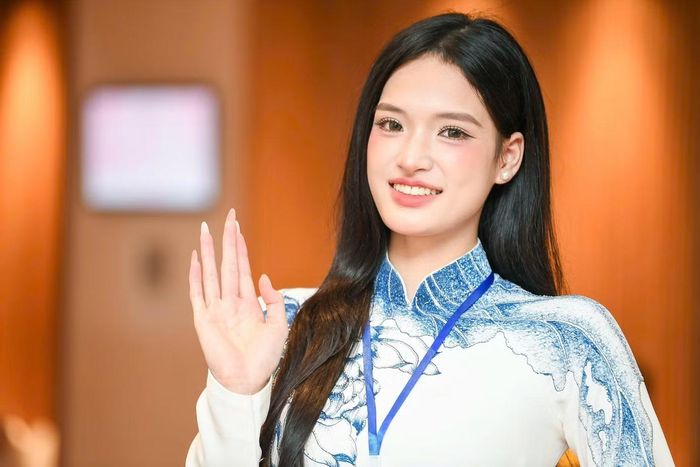Thí sinh Tạ Thị Hoa, sinh năm 2005, đang là sinh viên Đại học Thái Nguyên. Nếu được tiến xa hơn trong cuộc thi, Tạ Thị Hoa mong trở thành đại sứ lan tỏa hình ảnh con người, lịch sử và vẻ đẹp Việt Nam trên toàn cầu.