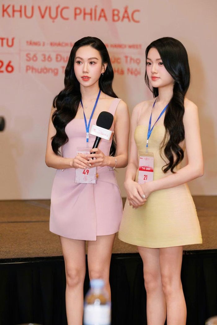 Hai nữ sinh gây ấn tượng nhờ khả năng ngoại ngữ.