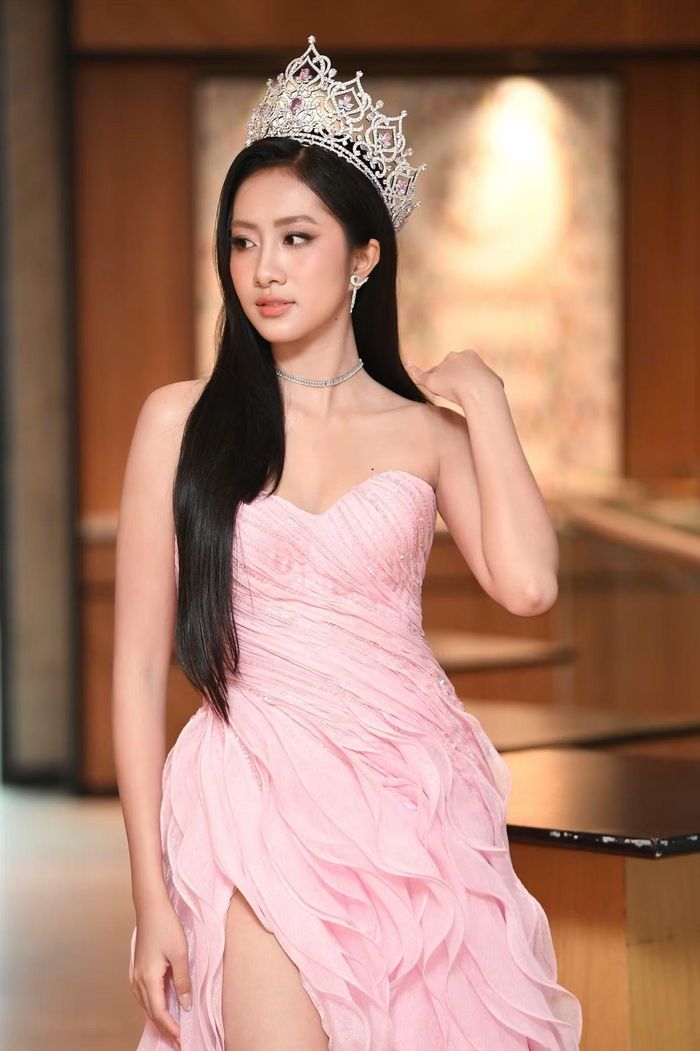 Đối với Hà Trúc Linh, việc trở thành giám khảo khi đang là đương kim Hoa hậu Việt Nam mang đến nhiều cảm xúc đặc biệt. Chia sẻ với Tiền Phong, người đẹp cho biết cô cảm thấy vinh dự khi được ban tổ chức tin tưởng giao nhiệm vụ đồng hành cùng cuộc thi ở cương vị giám khảo.