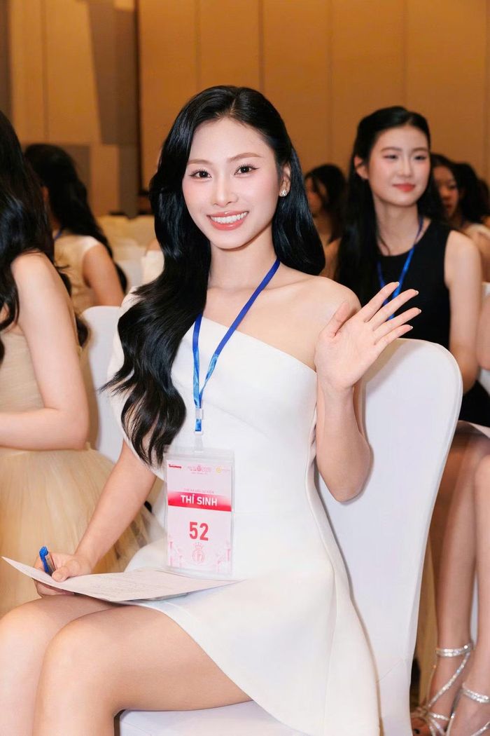 Thí sinh được khuyến khích chọn váy tôn dáng.