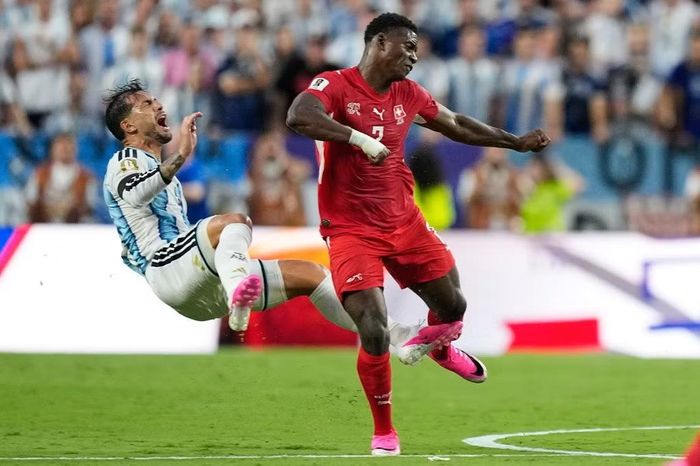 Embolo bị đuổi sau pha va chạm với Paredes