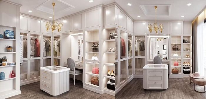 Ngoài yếu tố cảm xúc, căn hộ còn ghi điểm nhờ nhiều ánh sáng tự nhiên, không gian thoáng và vị trí thuận tiện cho việc di chuyển. Theo Huỳnh Hồng Loan, phòng thay đồ là một trong những không gian được đầu tư nhiều nhất.