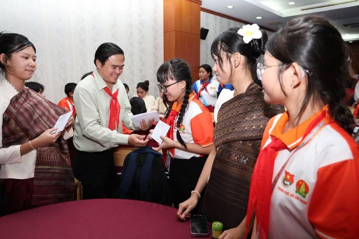 Lãnh đạo thành phố tặng quà cho các bạn thiếu nhi ba nước.