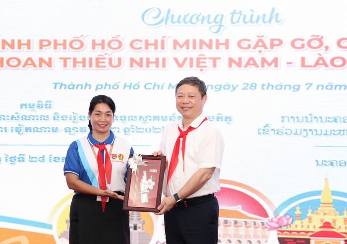 Đoàn đại biểu Thủ đô Vientiane (Lào) tặng quà lưu niệm đến lãnh đạo TPHCM.