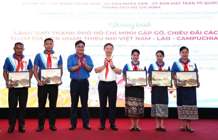 Trưởng Ban Tuyên giáo và Dân vận Thành ủy TPHCM Dương Anh Đức và Bí thư Thành Đoàn TPHCM Ngô Minh Hải tặng quà của lãnh đạo thành phố đến các đoàn đại biểu dự liên hoan.