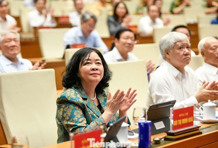  Chủ tịch Ủy ban Trung ương MTTQ Việt Nam Bùi Thị Minh Hoài và Phó Chủ tịch Thường trực Quốc hội Đỗ Văn Chiến dự hội nghị. 