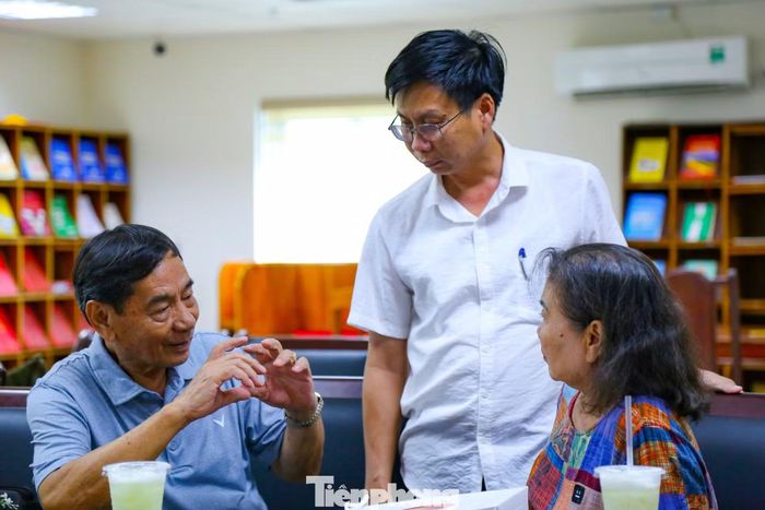 Ông Lâm Trường Định - Giám đốc Trung tâm Lưu trữ lịch sử tỉnh Gia Lai (người đứng), trao đổi thông tin với các gia đình người thân cán bộ "đi B". (Ảnh: Trương Định)