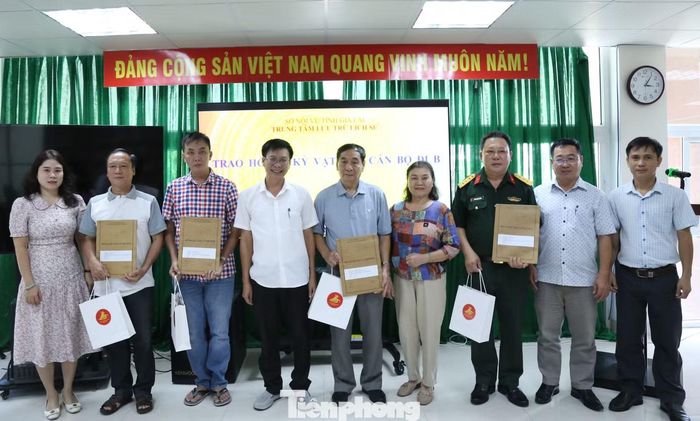 Trao trả hồ sơ, kỷ vật của cán bộ "đi B" cho thân nhân các gia đình trên địa bàn tỉnh Gia Lai. (Ảnh: Trương Định)