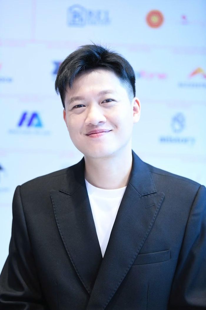 MC Trần Ngọc mang đến sức trẻ, sự gần gũi với thí sinh thế hệ gen Z. "Tôi thích những thí sinh hiểu rằng họ sẽ trở thành ngôi sao, nhưng không coi đó là phần thưởng hay đặc quyền, mà là sự may mắn và sự tin tưởng công chúng trao để mình tận tụy với vai trò ấy", anh bày tỏ.