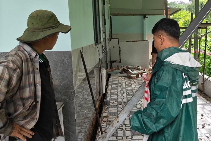 Một nhà dân tại thôn 1, xã Cát Tiên xuất hiện sạt lở nghiêm trọng.