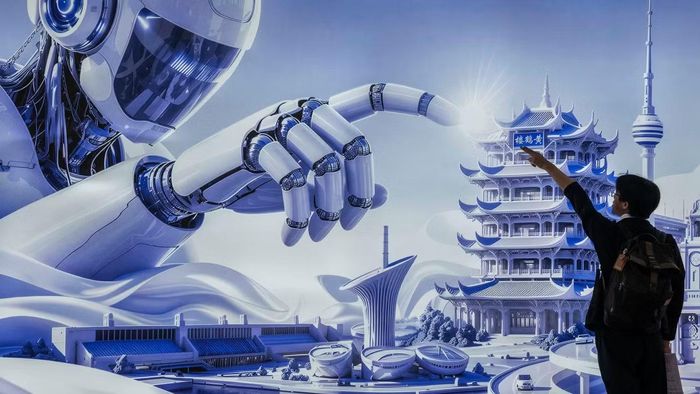 Một du khách tạo dáng trước bảng quảng cáo có hình ảnh robot hình người trong khu vực Trí tuệ nhân tạo tại Triển lãm Chuỗi Cung ứng Quốc tế Trung Quốc (CISCE) vào ngày 26/6/2026 tại Bắc Kinh. Ảnh: Getty Images.