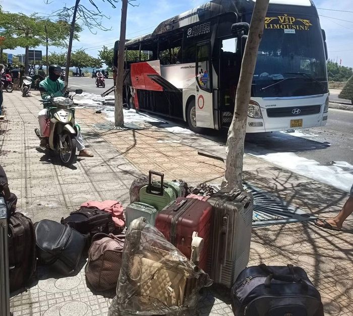 Nhiều hành lý của du khách được khuân ra để trên vỉa hè đường Phạm Văn Đồng. Ảnh: MXH
