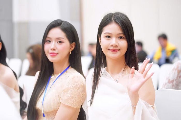 Hồ Ngọc Phương Linh chung khung hình với thí sinh Hoa hậu Việt Nam 2026. Người đẹp đang theo học Đại học Quốc gia Hà Nội.