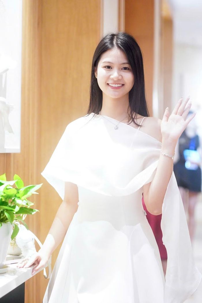 "Trước đây, tôi vốn rụt rè, nhút nhát. Sau một năm tham gia cuộc thi hoa hậu, tôi có thêm nhiều bài học về kỹ năng ứng xử, giao tiếp, trình diễn, thuyết trình trước đám đông", Phương Linh nói. Hồ Ngọc Phương Linh đam mê nhảy hiện đại, thích chơi cờ vua, chạy bộ.