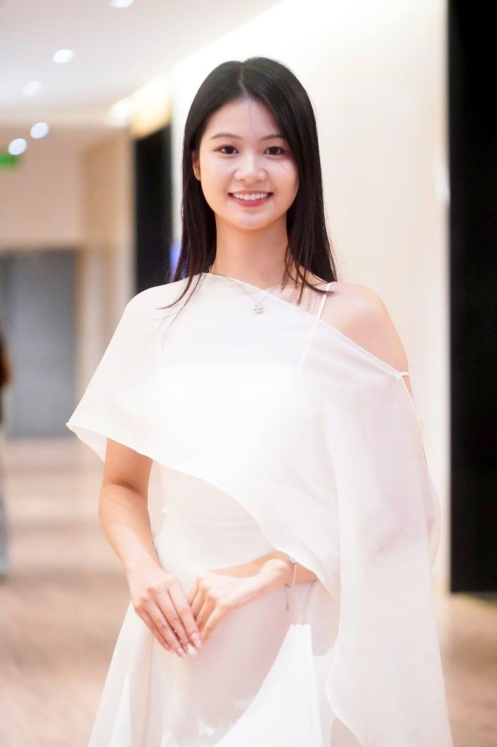 Nhan sắc Hồ Ngọc Phương Linh sau một năm tham gia Hoa hậu Việt Nam. Hồ Ngọc Phương Linh cho biết được bố mẹ ủng hộ thi nhan sắc. Hiện tại, cô muốn dành thời gian trau dồi bản thân, tập trung hoàn thành chương trình học ở trường.