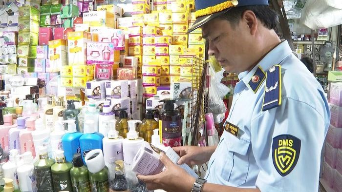 Lực lượng QLTT kiểm tra về nhãn mác đối với các sản phẩm mỹ phẩm