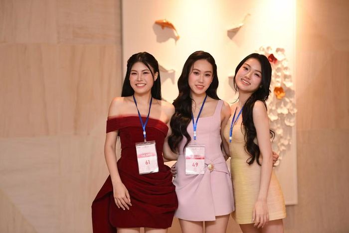 Ở buổi Sơ khảo, các thí sinh đã trổ tài nói nhiều ngoại ngữ, tự tin khoe sắc vóc.
