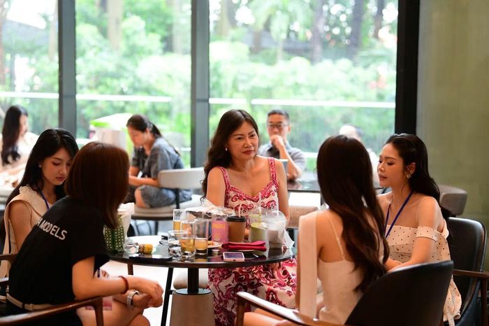 Tại khu vực sảnh Khách sạn Sheraton, nhiều phụ huynh chờ đợi từ sáng đến chiều để đồng hành cùng con gái trong hành trình tiến gần hơn tới vương miện hoa hậu.