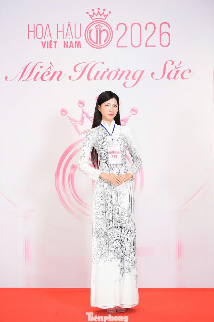 Phạm Thúy Ngân, sinh năm 2007, đang là sinh viên Trường Đại học Khoa học - Đại học Thái Nguyên. Cô chia sẻ cao khoảng 1,76 m.