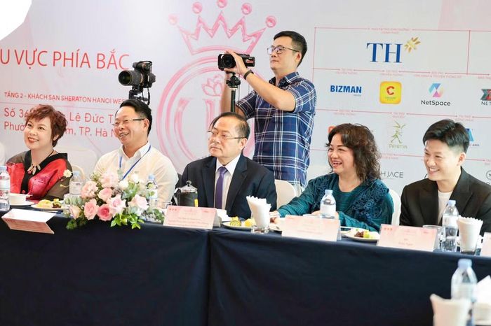 Giám khảo đặt câu hỏi cho thí sinh ở nhiều khía cạnh liên quan đến quê hương, sở thích, học vấn, lý do đăng ký Hoa hậu Việt Nam 2026.