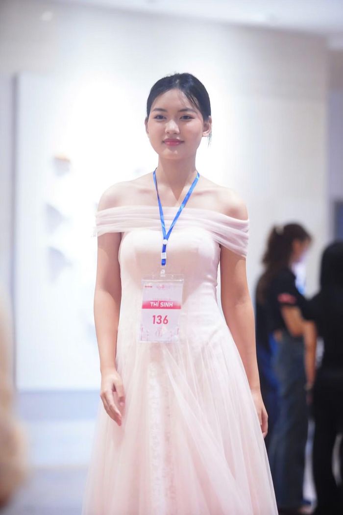 "Danh hiệu hay chiếc vương miện là điều tuyệt vời, nhưng điều đầu tiên khi hướng đến các cuộc thi là chúng tôi mong muốn sinh viên trường ĐH Vinh được rèn luyện, tự tin và tự hoàn thiện bản thân, đặc biệt là trước các sân chơi lớn, uy tín cấp quốc gia như Hoa hậu Việt Nam", chị Trang chia sẻ.