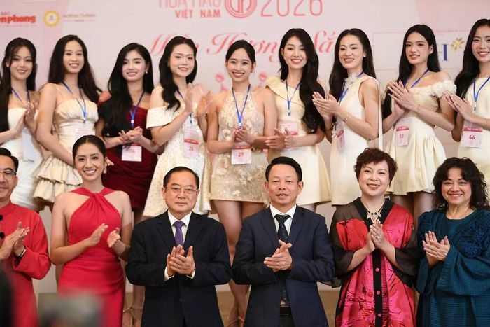 Sau một ngày dài làm việc, Đại tá, NSƯT Đặng Thái Huyền đại diện ban giám khảo công bố danh sách những thí sinh đi tiếp vào vòng Chung khảo.