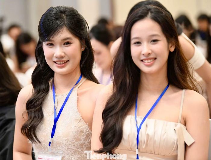 Thí sinh Vũ Lâm Bảo Chi (trái) hồi hộp chờ đợi kết quả.