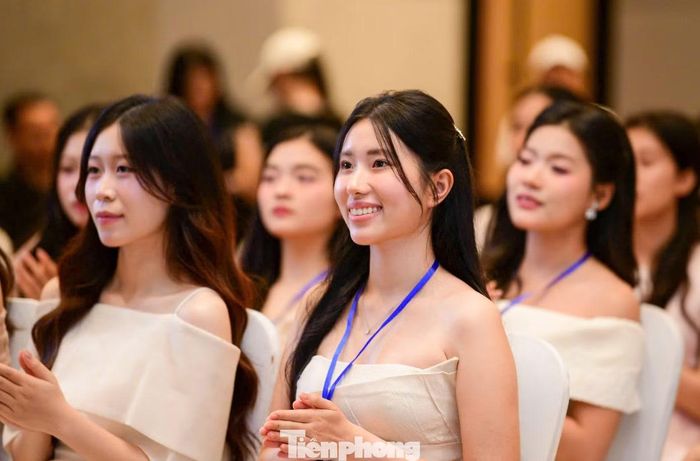 Nụ cười xuất hiện trên môi các cô gái, giải tỏa sự căng thẳng trước giờ công bố kết quả.