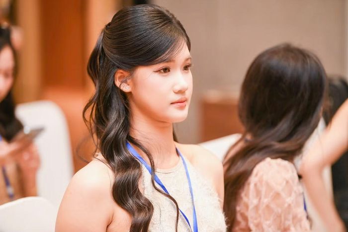 Nguyễn Lâm Bảo Chi (18 tuổi, quê Hưng Yên) là một trong những thí sinh có mặt sớm nhất tại địa điểm sơ khảo. Đúng 0h, Bảo Chi thức dậy để chuẩn bị trang phục, trang điểm rồi cùng mẹ vượt hơn 100 km tới Hà Nội.
