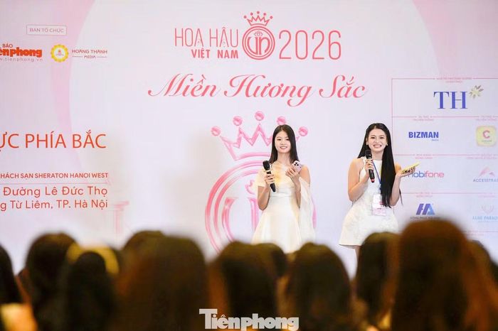 Top 5 Hoa hậu Việt Nam 2024 Hồ Ngọc Phương Linh cùng thí sinh Phạm Thu Anh hòa giọng trên sân khấu.