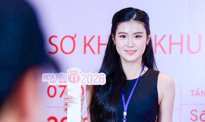 Cùng độ tuổi 18, Phạm Vân Hà (Hải Phòng) gây ấn tượng bởi thành tích học tập với chứng chỉ IELTS 7.5 và DELF B2 tiếng Pháp. Là người con của thành phố đăng cai Hoa hậu Việt Nam 2026, Vân Hà hào hứng ví mình như một "đại sứ du lịch", mong muốn giới thiệu hình ảnh Hải Phòng đến các thí sinh đến từ khắp cả nước.