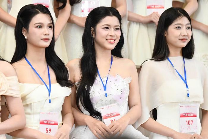 35 thí sinh có thời gian chỉnh lại trang phục, lớp trang điểm để chụp những bức hình chuẩn bị cho Vòng Sơ khảo.