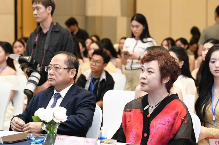 Sau nhiều giờ làm việc công tâm, kỹ lưỡng, ban giám khảo đã chọn ra những thí sinh nổi trội nhất để bước tiếp vào Chung khảo toàn quốc.