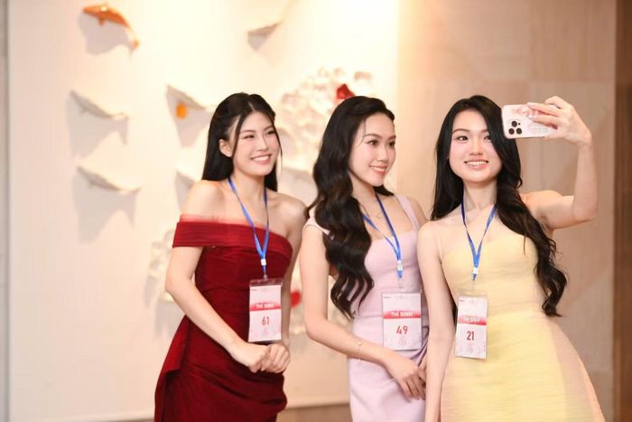 Trong số danh sách thí sinh đăng ký tham dự Hoa hậu Việt Nam 2026, xuất hiện nhiều hồ sơ có học vấn nổi bật. Phần lớn đều là sinh viên hoặc cử nhân các trường đại học danh tiếng, nhiều người đạt học bổng, danh hiệu sinh viên xuất sắc, thậm chí có thí sinh đã hoàn thành chương trình thạc sĩ với vị trí thủ khoa.