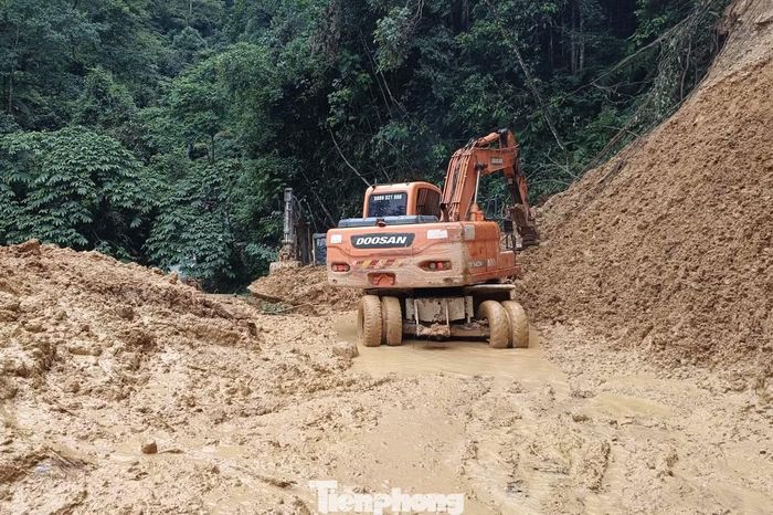  Sau thiên tai, địa phương huy động tối đa các lực lượng để thông tuyến, tiếp cận các khu vực bị cô lập, khẩn trương di dời các hộ dân ra khỏi khu vực nguy cơ sạt lở cao. Ông Trần Văn Trịnh, Phó Giám đốc Công ty Cổ phần Xây dựng Đường bộ số 1 Yên Bái (tỉnh Lào Cai) cho biết, đơn vị được điều động 2 máy xúc, phối hợp với 1 máy của xã, tổng cộng 3 máy để thông đường từ đầu tuyến vào khu vực bị chia cắt ngay sau khi xảy ra sạt lở nghiêm trọng. 