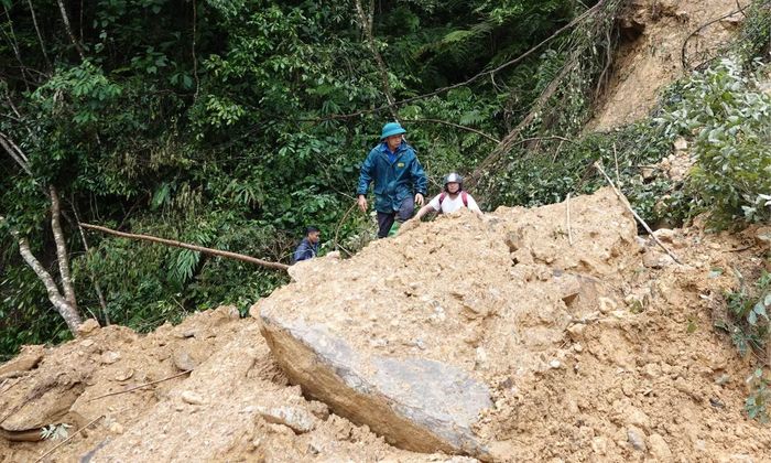 Những ngày sau lũ, lực lượng chức năng vẫn nỗ lực thông tuyến để nối với các thôn bị cô lập, tiếp tục hỗ trợ người dân thu dọn nhà cửa, vận chuyển tài sản, khảo sát những điểm có nguy cơ sạt lở và tìm kiếm vị trí an toàn để bố trí nơi ở mới cho họ. Tuy nhiên, việc ổn định nơi ở lâu dài cho các hộ dân vẫn là bài toán khó.