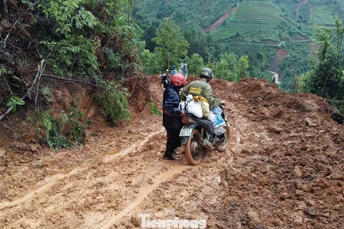 Ông Hảng A Ký, Bí thư Đảng ủy xã Chế Tạo cho biết, hiện nay địa phương đã rà soát được quỹ đất và đang tiếp tục rà soát thêm các vị trí có thể bố trí tái định cư cho người dân. Tuy nhiên, do địa hình đặc thù, quỹ đất rất hạn chế nên việc di dời các hộ đến nơi ở mới gặp rất nhiều khó khăn. "Chúng tôi đang phối hợp với các cấp, các ngành để tìm giải pháp lâu dài, giúp người dân sớm ổn định cuộc sống", ông Ký nói.