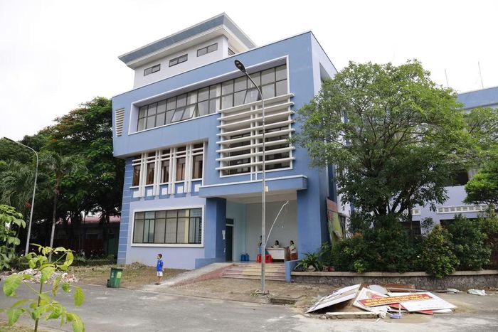 Bên cạnh việc đầu tư cơ sở vật chất, nhà trường cũng hướng đến xây dựng môi trường giáo dục giàu giá trị truyền thống. Ban giám hiệu đang kết nối với gia đình Anh hùng Lực lượng vũ trang nhân dân, liệt sĩ Lê Thị Riêng để tổ chức hoạt động tri ân và xin phép dựng tượng nữ anh hùng trong khuôn viên trường. Công trình được kỳ vọng sẽ trở thành điểm nhấn giáo dục truyền thống, giúp học sinh hiểu hơn về lịch sử, lòng yêu nước và tinh thần cống hiến của thế hệ đi trước.