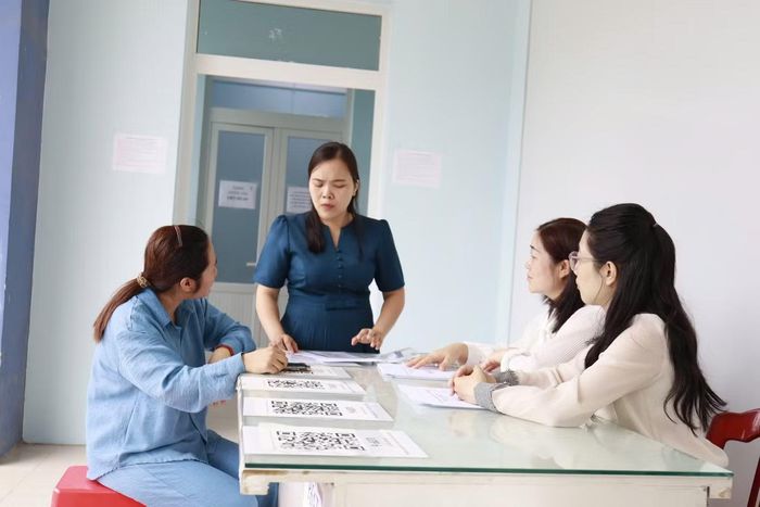  Với những môn học còn thiếu giáo viên hoặc nếu việc tuyển dụng chưa kịp hoàn tất trước năm học mới, nhà trường sẽ ký hợp đồng với giáo viên mới tốt nghiệp để bảo đảm việc giảng dạy không bị gián đoạn. 