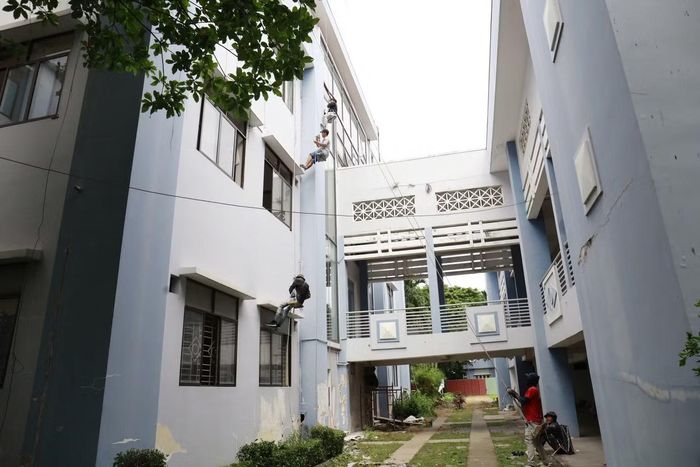  Theo ông Lương Văn Minh, Hiệu trưởng Trường TH-THCS-THPT Lê Thị Riêng: "Mục tiêu là hoàn thành những hạng mục cần thiết trước ngày 31/8 để kịp khai giảng năm học mới. Việc cải tạo được triển khai theo hình thức "cuốn chiếu", ưu tiên hoàn thiện khu vực tầng trệt dành cho học sinh lớp 1 trước, sau đó đến khối THCS và THPT. Theo thiết kế, trường có 46 phòng học cùng các phòng chức năng như tin học, ngoại ngữ, phòng thí nghiệm, thực hành và khu hành chính. Năm học 2026-2027, trường tuyển sinh 18 lớp với tổng quy mô khoảng 775 học sinh. Đến nay, chỉ tiêu lớp 10 đã hoàn thành, lớp 6 tuyển đủ theo phân tuyến, còn lớp 1 đang tiếp nhận những hồ sơ cuối cùng. Toàn bộ học sinh sẽ học hai buổi mỗi ngày và được tổ chức bán trú theo nhu cầu của phụ huynh. 