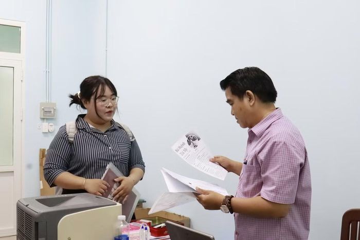  Song song với cơ sở vật chất, công tác chuẩn bị đội ngũ giáo viên cũng đang được đẩy nhanh. Hiện khối THPT cơ bản đã đủ giáo viên thông qua việc điều động từ các trường khác, trong khi khối THCS và tiểu học vẫn tiếp tục được bổ sung. 