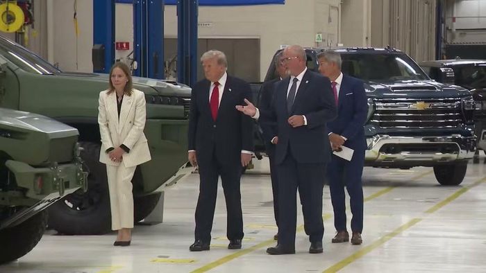 Tổng thống Mỹ Donald Trump tham quan trung tâm thử nghiệm của General Motors. Ảnh: Carscoops