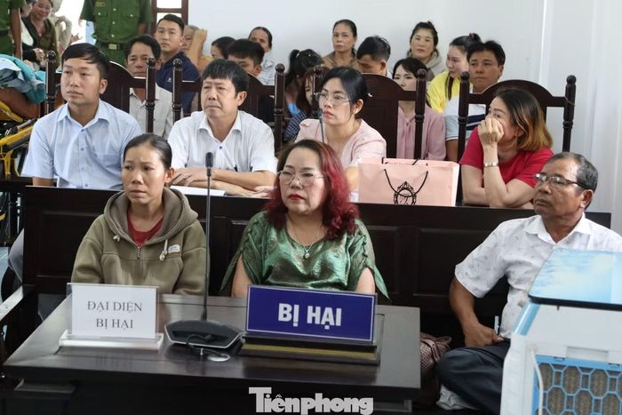 Đại diện bị hại.