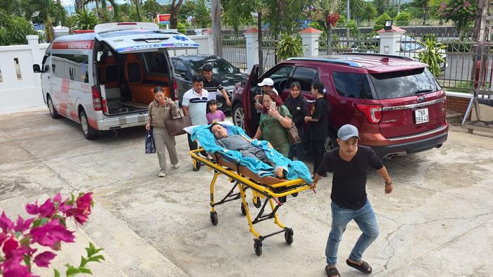 Bị cáo Đạt được chở bằng xe cứu thương, nằm cáng tới dự tòa. Ảnh: Tuấn Nguyễn.